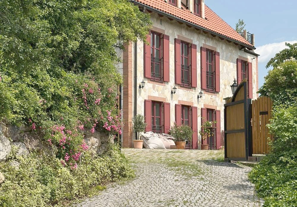 Freundliches Landhaus mit gepflegtem Grundstück