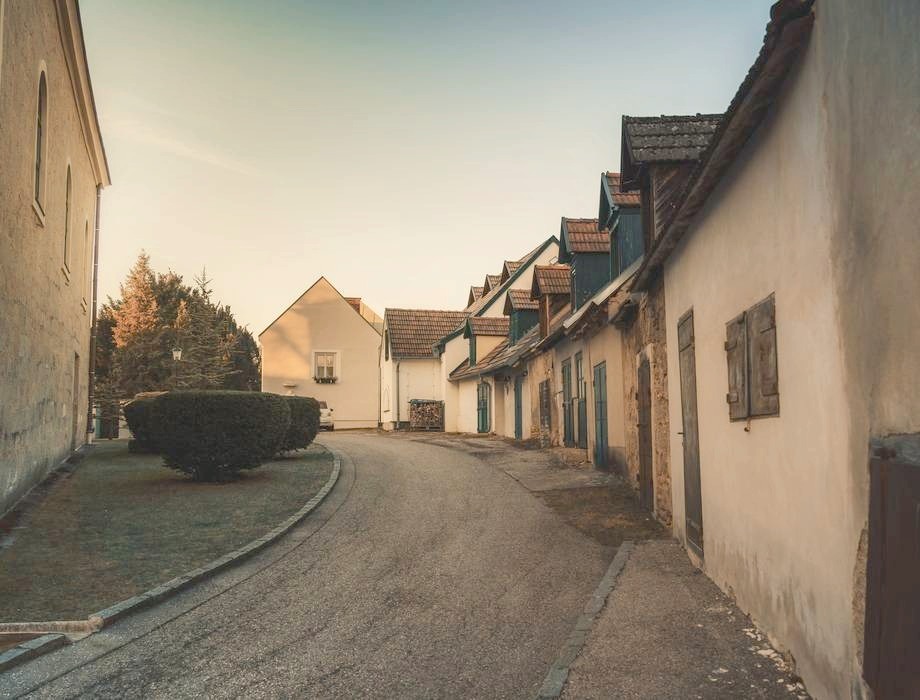 Dorfstraße mit Häusern und Dachgauben